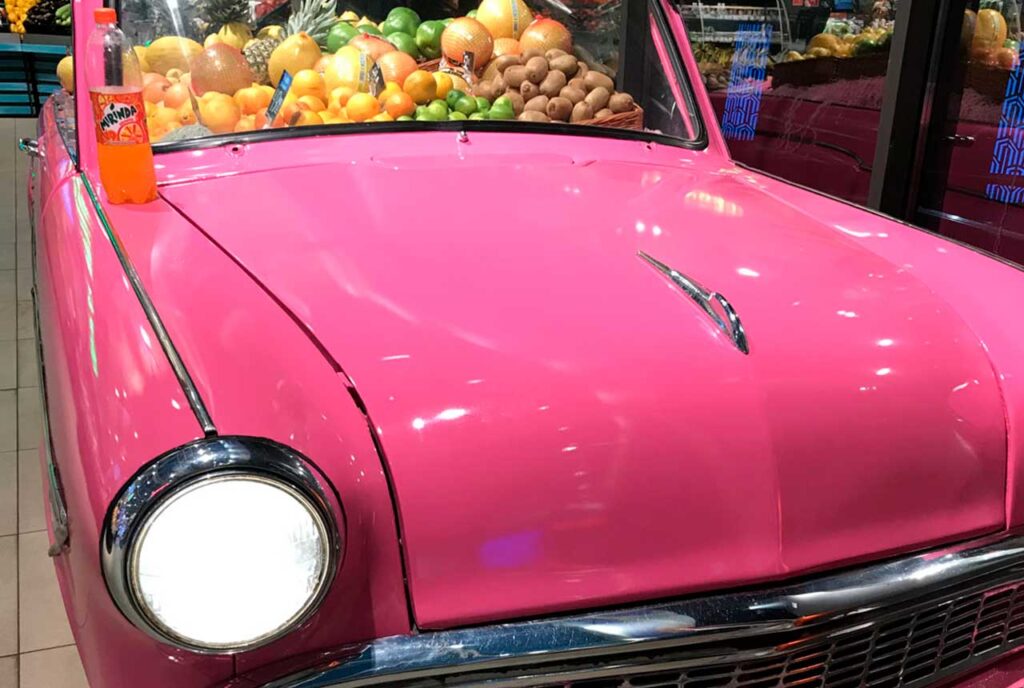 Three-dimensional advertising figures