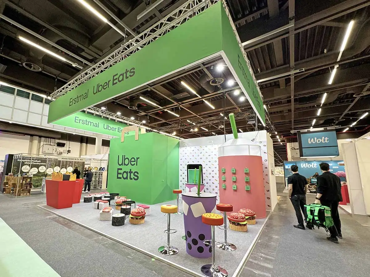 Modularer oder hybrider Messestand mit individuell gestalteter Markenpräsentation und Besprechungsbereichen
