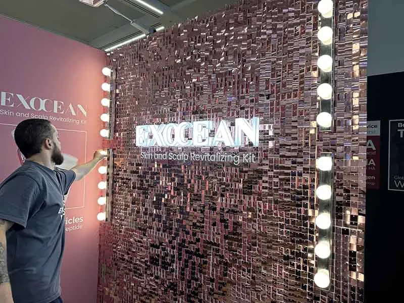 Paneles decorativos y acabados personalizados de un stand modular