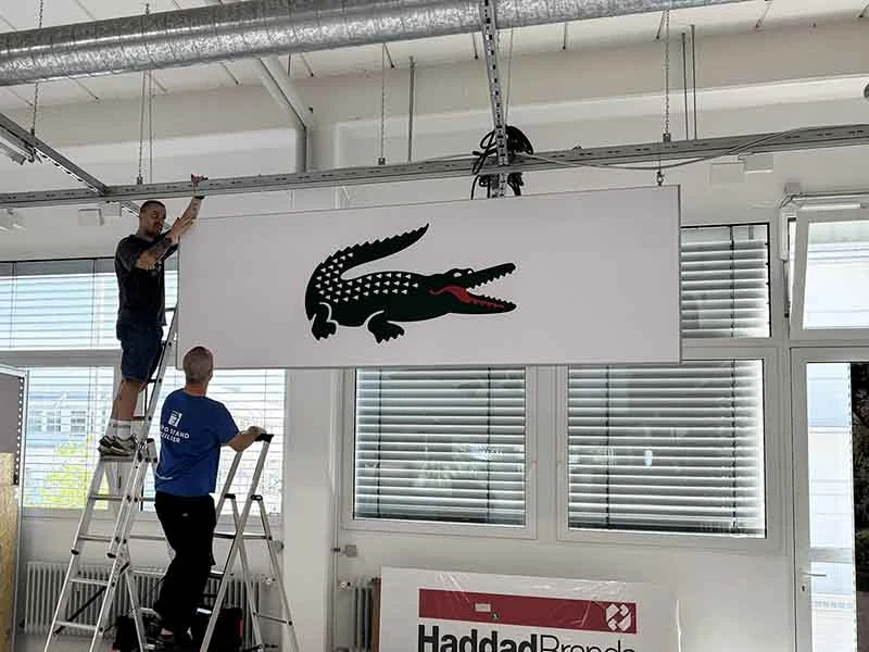 Gráfica de gran formato integrada en la pared de un stand modular para ferias