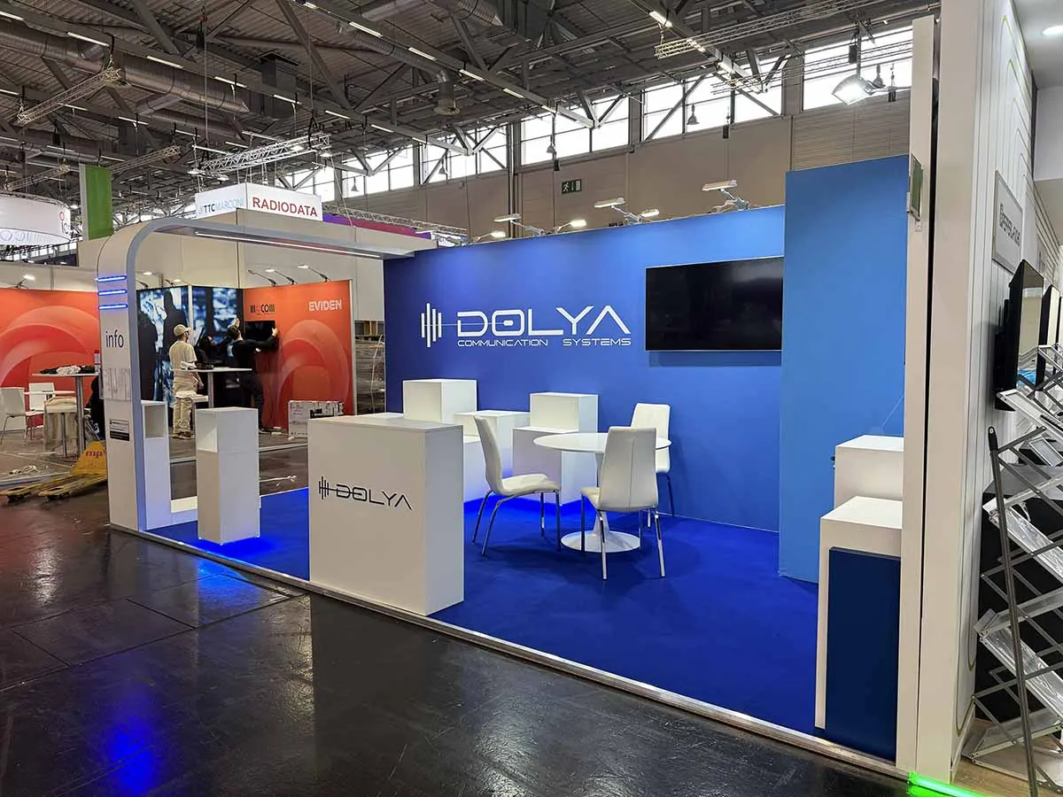 Stand modular de esquina con dos lados abiertos, gráficas integradas y acceso para visitantes