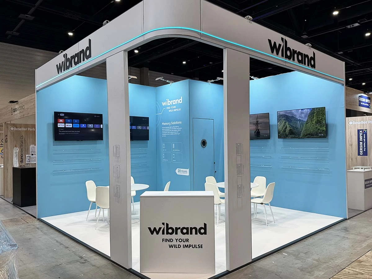 Stand modular personalizado con gráficas a medida, iluminación y detalles arquitectónicos