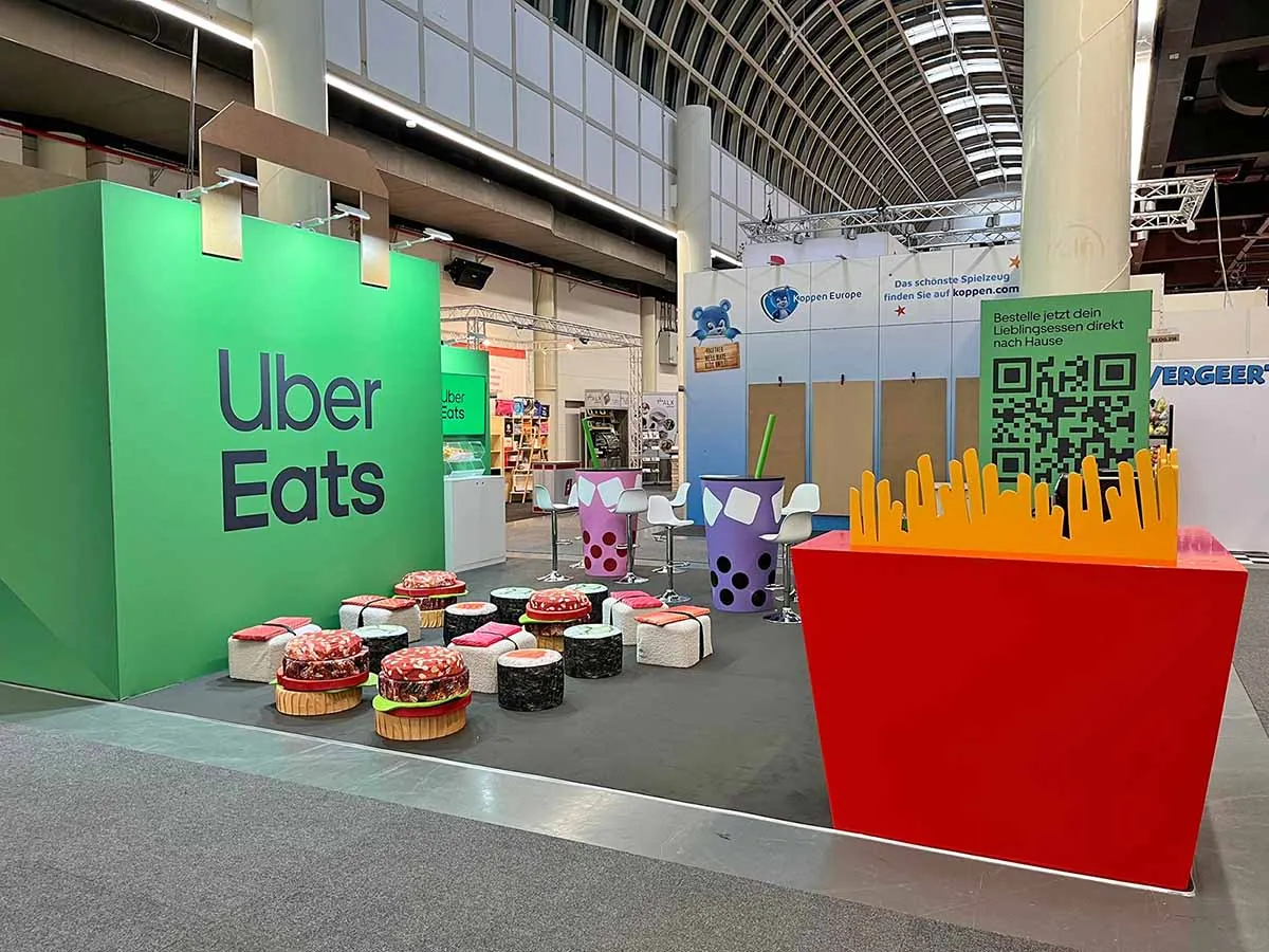 Stand modular para feria con zona de reuniones de negocios y espacio de presentación de marca