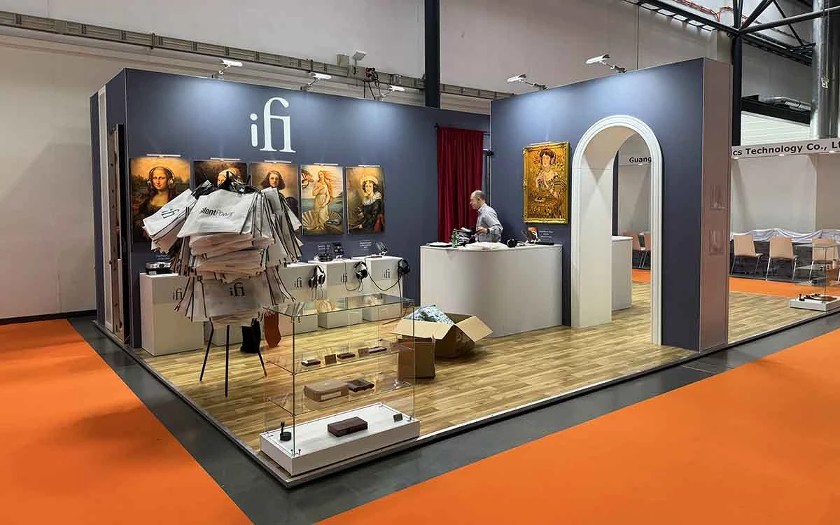 Fertiggestellter Messestand mit individuellem Markendesign als Beispiel für modulare und hybride Mietstandlösungen