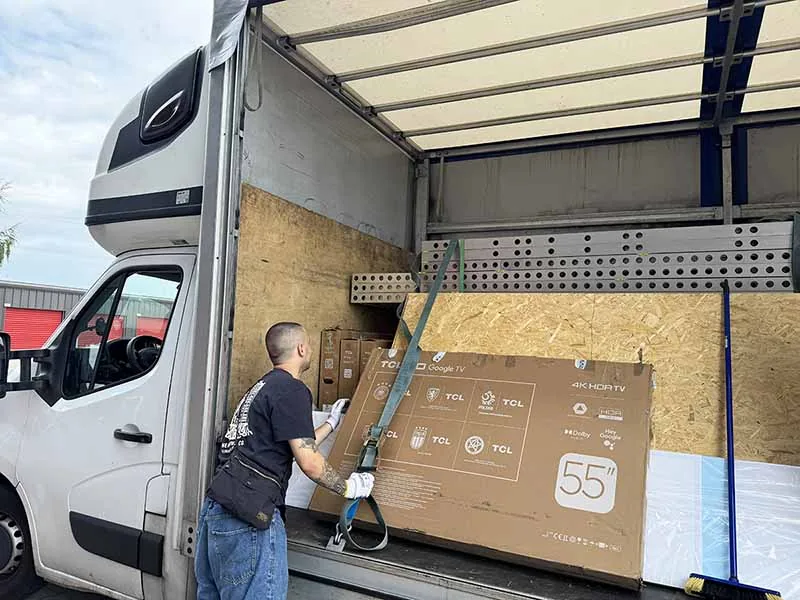 Anlieferung von Bauteilen und Ausstattung für den Wibrand-Messestand am Messegelände