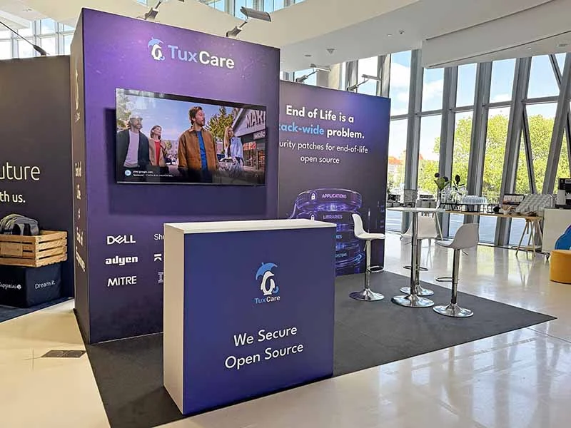 Messestand von TuxCare auf der Devoxx Poland in Krakau, Polen