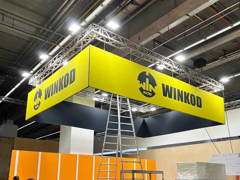Messestand mit individueller Markenkennzeichnung, gestalteten Grafikflächen und integrierten visuellen Elementen